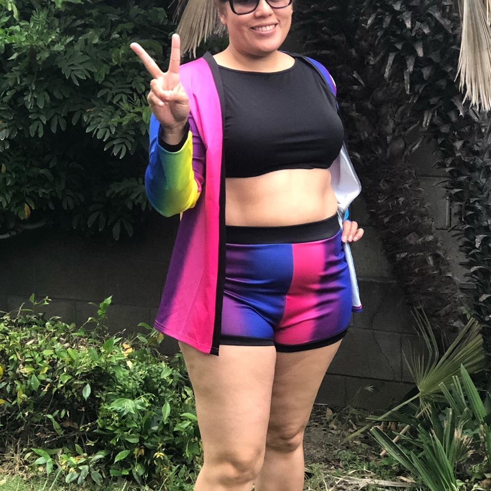 Cute three piece set. Perfect for festivals/raves!